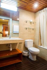 a bathroom with a toilet and a sink at Apartamentos MultiBaqueira in Baqueira-Beret