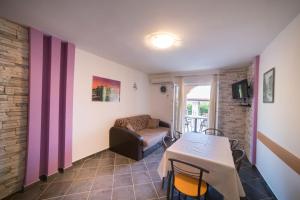 Fotografie z fotogalerie ubytování Apartment in Lopar with Balcony, Air condition, WIFI (4738-2) v destinaci Lopar