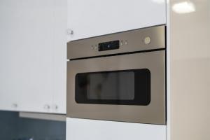 Kuchyňa alebo kuchynka v ubytovaní Kolorowe Balkony - Stylowy Apartament nad Morzem by Noclegi Renters