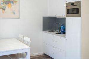 Kuchyňa alebo kuchynka v ubytovaní Kolorowe Balkony - Stylowy Apartament nad Morzem by Noclegi Renters