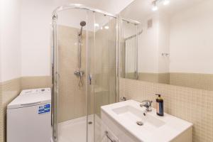 Kúpeľňa v ubytovaní Kolorowe Balkony - Stylowy Apartament nad Morzem by Noclegi Renters + 15 fotografií