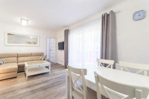 Posedenie v ubytovaní Kolorowe Balkony - Stylowy Apartament nad Morzem by Noclegi Renters