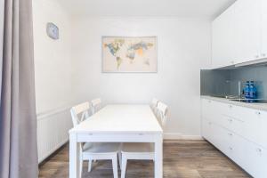 Kuchyňa alebo kuchynka v ubytovaní Kolorowe Balkony - Stylowy Apartament nad Morzem by Noclegi Renters