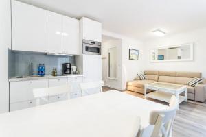 Kuchyňa alebo kuchynka v ubytovaní Kolorowe Balkony - Stylowy Apartament nad Morzem by Noclegi Renters