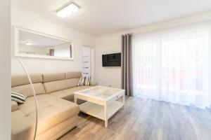 Televízia a/alebo spoločenská miestnosť v ubytovaní Kolorowe Balkony - Stylowy Apartament nad Morzem by Noclegi Renters