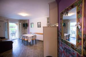 Fotografie z fotogalerie ubytování Apartment in Lopar with Balcony, Air condition, WIFI (4738-2) v destinaci Lopar
