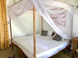 Tempat tidur dalam kamar di Star Rest Surf Camp Arugambay