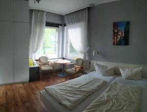 Un dormitorio con una cama grande y una ventana en Atlantis Landpension Steinhude, en Wunstorf