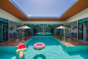普吉市的住宿－Good Night Pool Villa Phuket - SHA Plus，房屋内的游泳池