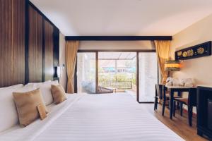 Postel nebo postele na pokoji v ubytování Deevana Patong Resort & Spa