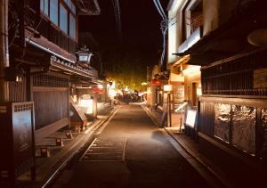 een lege straat 's nachts in een Aziatische stad bij 四季々々ぽんと先斗町の京町家 in Kyoto