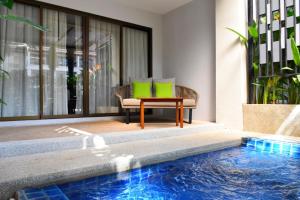 Bazén v ubytování Deevana Patong Resort & Spa nebo v jeho okolí
