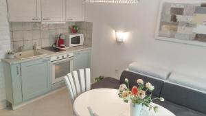 una pequeña cocina con mesa y microondas en Luxury Sunrise Complex Apartment, en Golden Sands