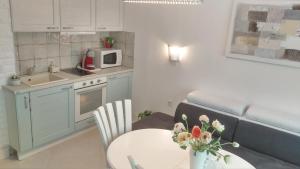 een kleine keuken met een tafel en een magnetron bij Luxury Sunrise Complex Apartment in Goudstrand