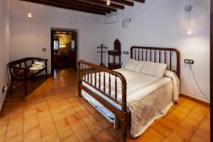 sypialnia z łóżkiem i stołem w obiekcie Alojamiento rural "El Torreón" w mieście Sabiote