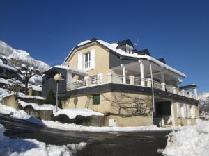 a house in the snow with snow at MAISON BELLEVUE 3 étoiles 4 à 10P in Laruns +15 photos