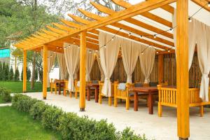CHALET DILIJAN Hotel & Restauarant外面的花园
