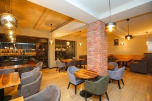De lounge of bar bij CHALET DILIJAN Hotel & Restauarant