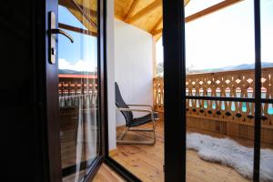 CHALET DILIJAN Hotel & Restauarant的阳台或露台