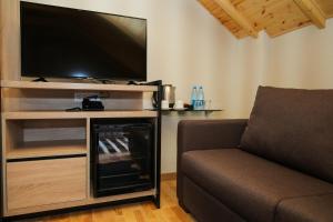 CHALET DILIJAN Hotel & Restauarant的电视和/或娱乐中心