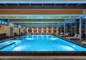 une grande piscine dans le hall de l'hôtel dans l'établissement Hotel und Restaurant Am Peenetal, à Liepen