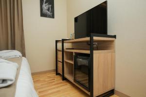 CHALET DILIJAN Hotel & Restauarant的电视和/或娱乐中心