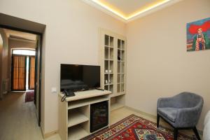 CHALET DILIJAN Hotel & Restauarant的电视和/或娱乐中心