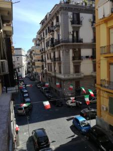 une rue de la ville avec des voitures garées devant les bâtiments dans l'établissement Live and Love, à Naples