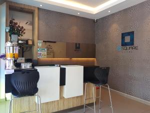 un restaurante con una barra y dos taburetes en 9 Square Hotel - Petaling Jaya, en Kota Damansara