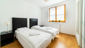 En eller flere senge i et værelse på Apartamenty Sun & Snow Karpacz Myśliwska
