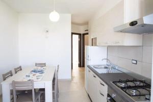 
Cucina o angolo cottura di 3 Appartamenti a 30 mt dal mare a Torre San Giovanni
