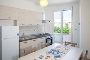 Ett kök eller pentry på 3 Appartamenti a 30 mt dal mare a Torre San Giovanni