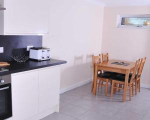 Gallery image of 6 berth, 3 dbl bed-2 sngl bed-sofabed-2 shwr-2WC-offroad van park-washer-dryer-Business WiFi in Corby