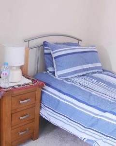 Postel nebo postele na pokoji v ubytování 6 berth, 3 dbl bed-2 sngl bed-sofabed-2 shwr-2WC-offroad van park-washer-dryer-Business WiFi