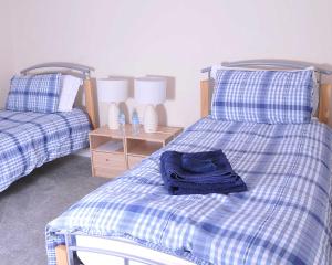 Tempat tidur dalam kamar di 6 berth, 3 dbl bed-2 sngl bed-sofabed-2 shwr-2WC-offroad van park-washer-dryer-Business WiFi