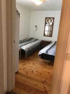 フェリェスターデンにあるSandgårdsborgのベッドルーム1室(ベッド2台、壁掛け鏡付)