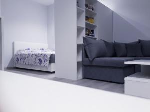 ein Wohnzimmer mit einem Sofa und einem Tisch in der Unterkunft Studio Apartman Nina - Pale in Pale