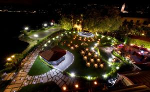 una vista aérea de un patio con luces por la noche en Grand Hotel Dino en Baveno