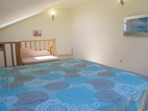 1 dormitorio con 1 cama con alfombra azul en Nida Vėtrungių 3, Marių apartamentai, en Nida