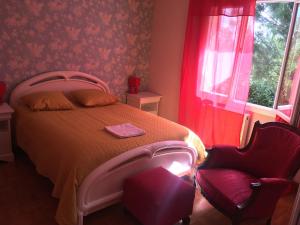 A bed or beds in a room at Le paradis de la Provence