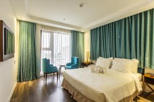 Giường trong phòng chung tại Adaline Hotel and Suite