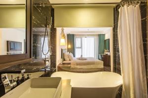 Una cama o camas en una habitación de Adaline Hotel and Suite