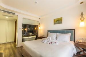 Una cama o camas en una habitación de Adaline Hotel and Suite