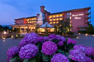 un montón de flores púrpuras delante de un hotel en Grand Hotel Dino en Baveno