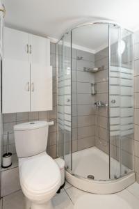 A bathroom at Central Park View Apartment