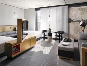 Postel nebo postele na pokoji v ubytování Nobu Hotel London Shoreditch