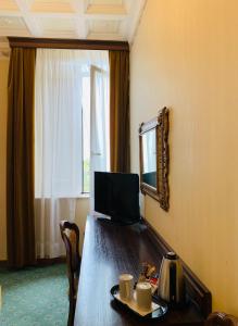 TV a/nebo společenská místnost v ubytování Grand Hotel Excelsior