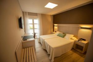 Televízia a/alebo spoločenská miestnosť v ubytovaní Hotel Diufain