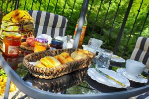 una mesa de picnic con una cesta de pan. en Le Martinet en Caudebronde