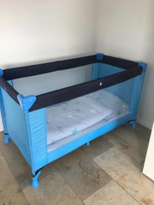 ニュルンベルクにあるCity Apartmentの青と黒の二段ベッドが備わる客室です。